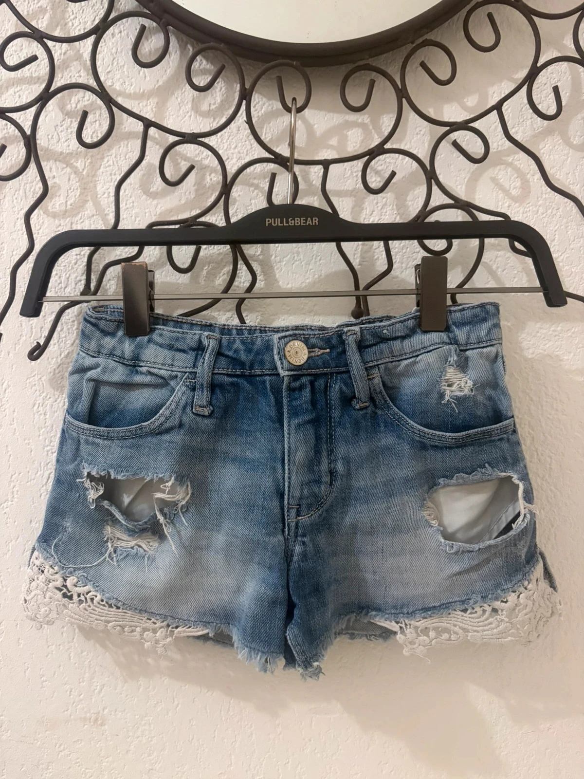 🔵 Calça jeans azul desbotado H&M com renda e rasgos - Tamanho 8-9 anos (134 cm) – photo 2